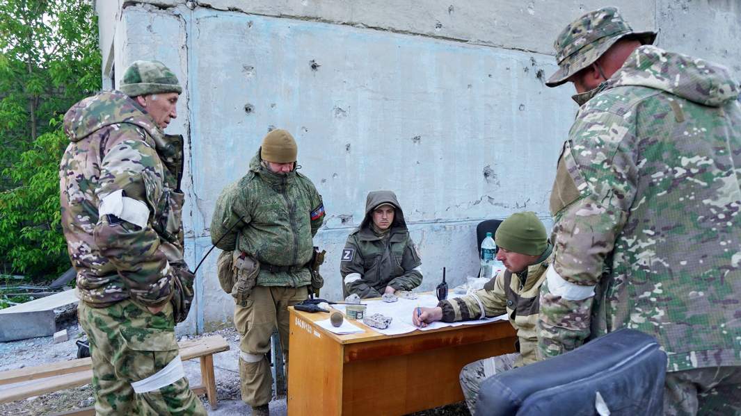 На выносном командном пункте, второй слева - командир разведки Академик