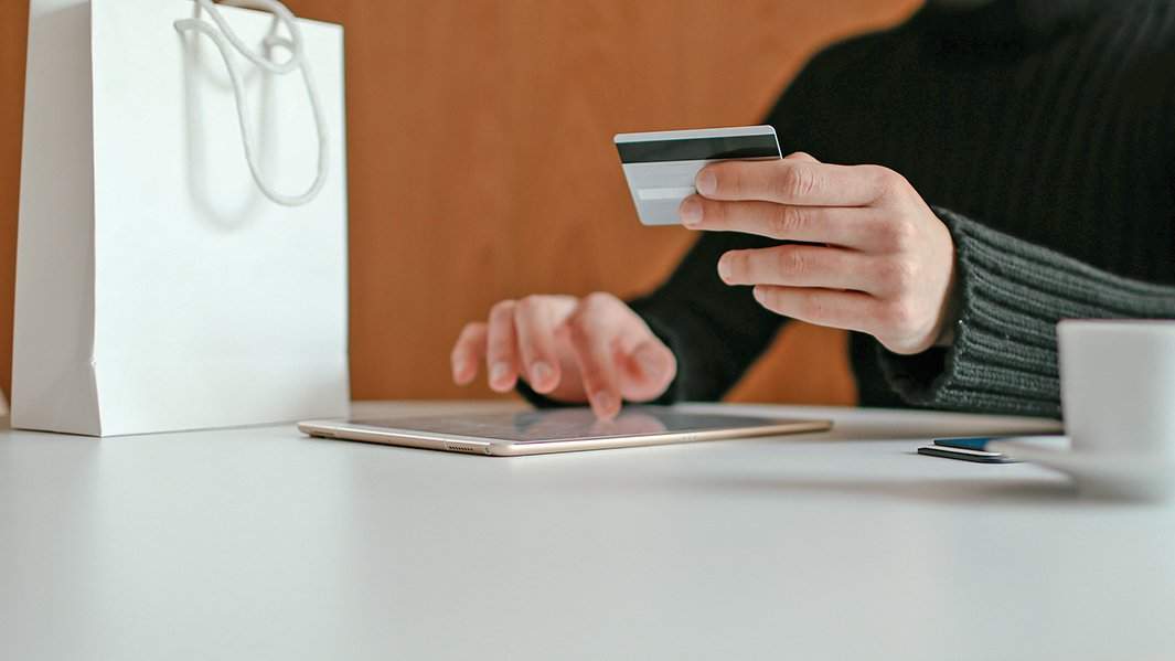 человек оплачивает покупку через интернет-магазин