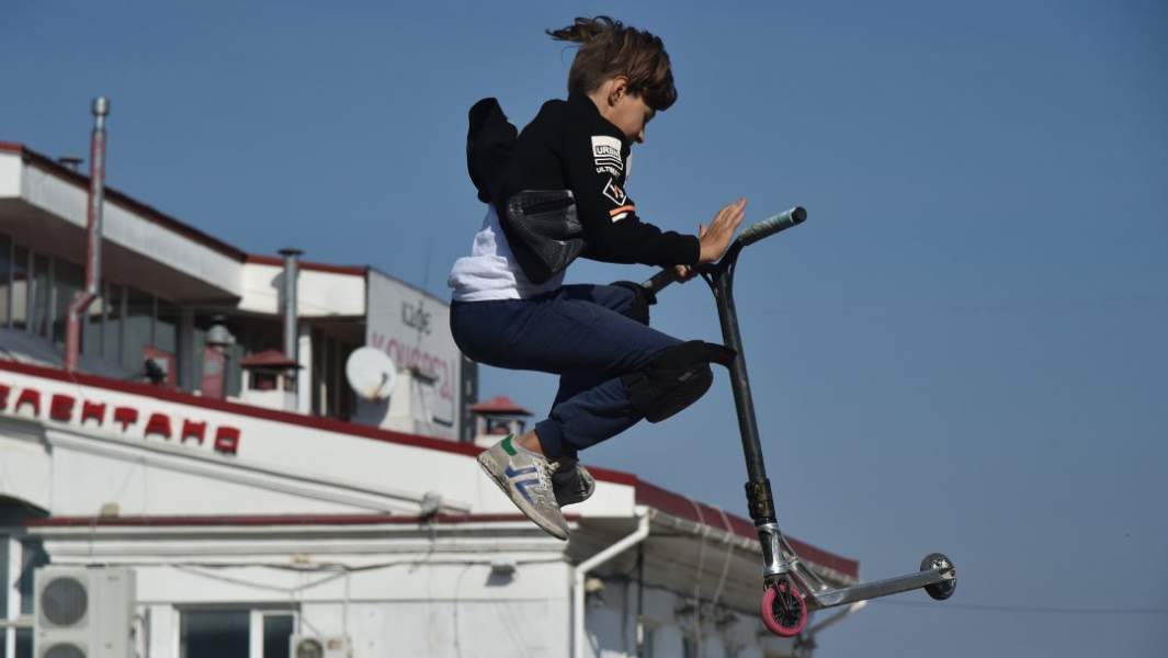 ребенок на самокате