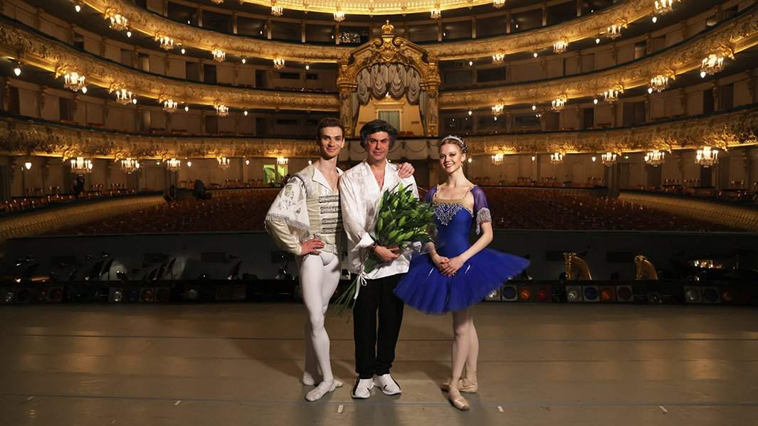 Народный артист России Николай Цискаридзе с выпускниками Академии Русского балета имени Вагановой