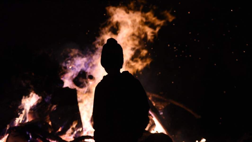 ребенок и костер