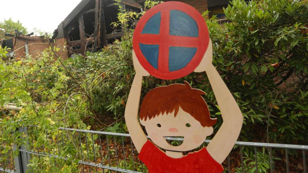 ребенок и дорожный знак