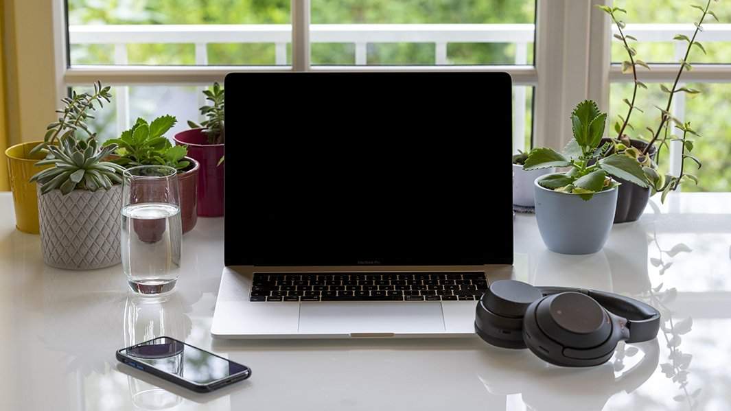 устройства: ноутбук, наушники и телефон