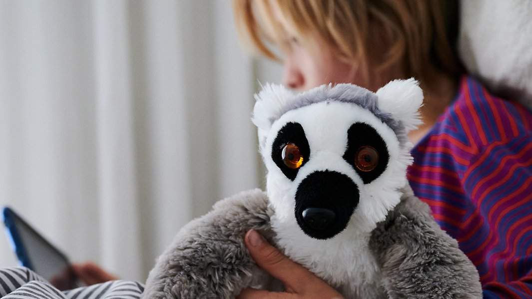 маленький ребенок смотрит в телефон