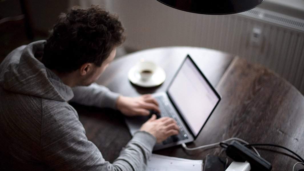 Мужчина и ноутбук