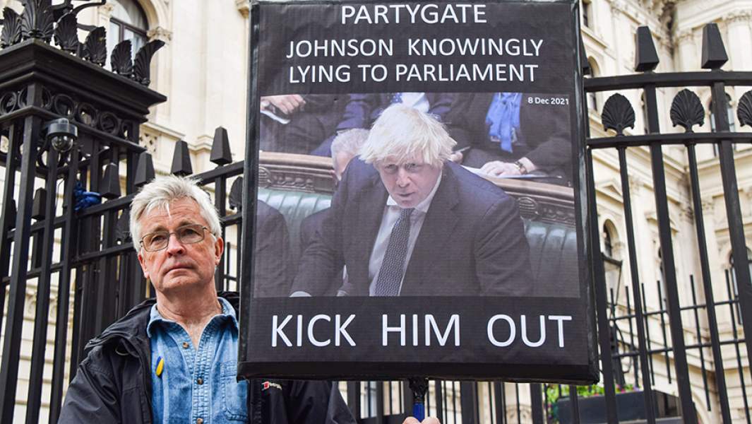 Протестующий на Даунинг-стрит