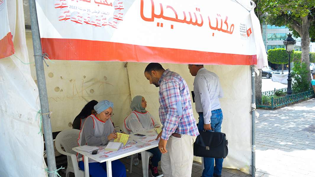 Киоск для распространения регистрационных материалов о предстоящем референдуме по новой конституции страны, установленный избирательной комиссией в центре Туниса