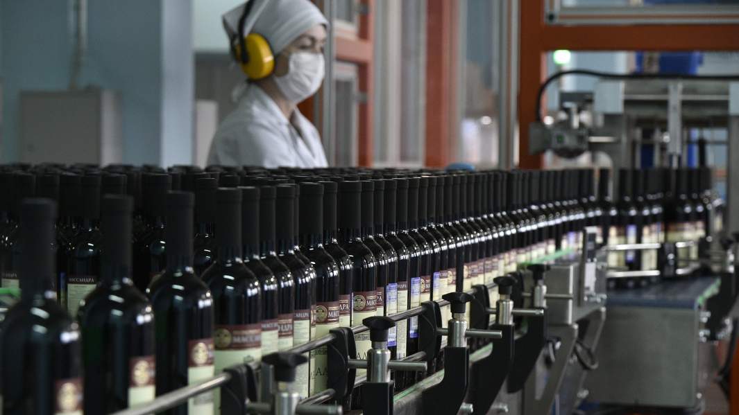 Бутылки вина на конвейере