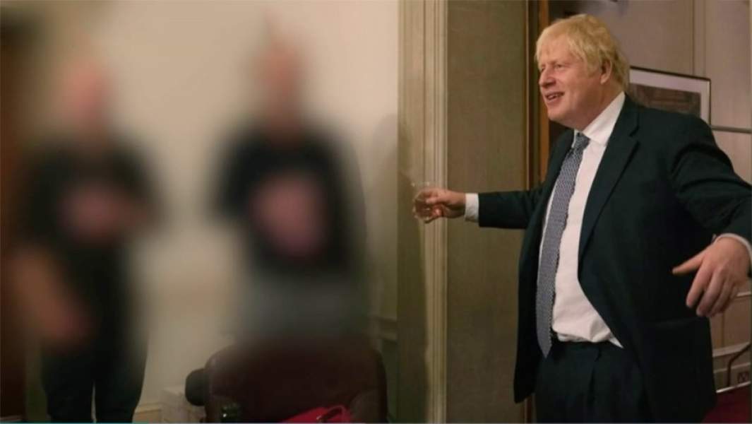 Премьер-министр Британии Борис Джонсон на вечеринке в разгар локдауна