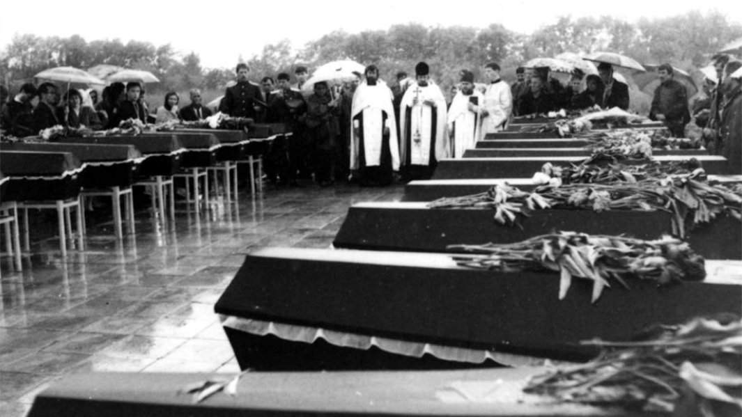 Перезахоронение погибших в результате столкновения. 1994 год