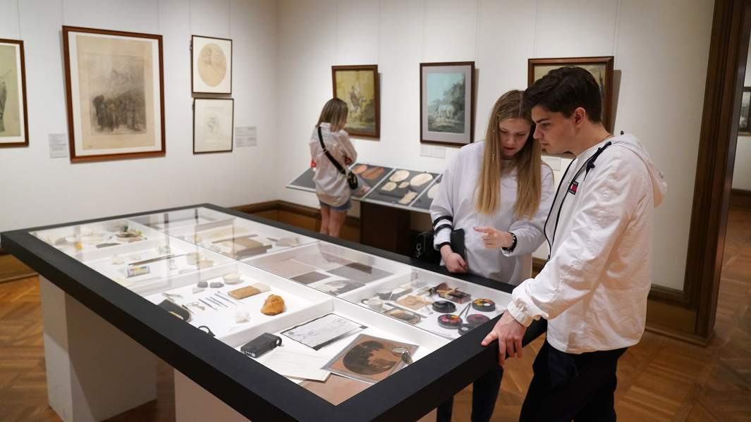 Посетители на выставке «Мастера возрождения. Реставрация графики. 2010-2022» в Государственной Третьяковской галерее