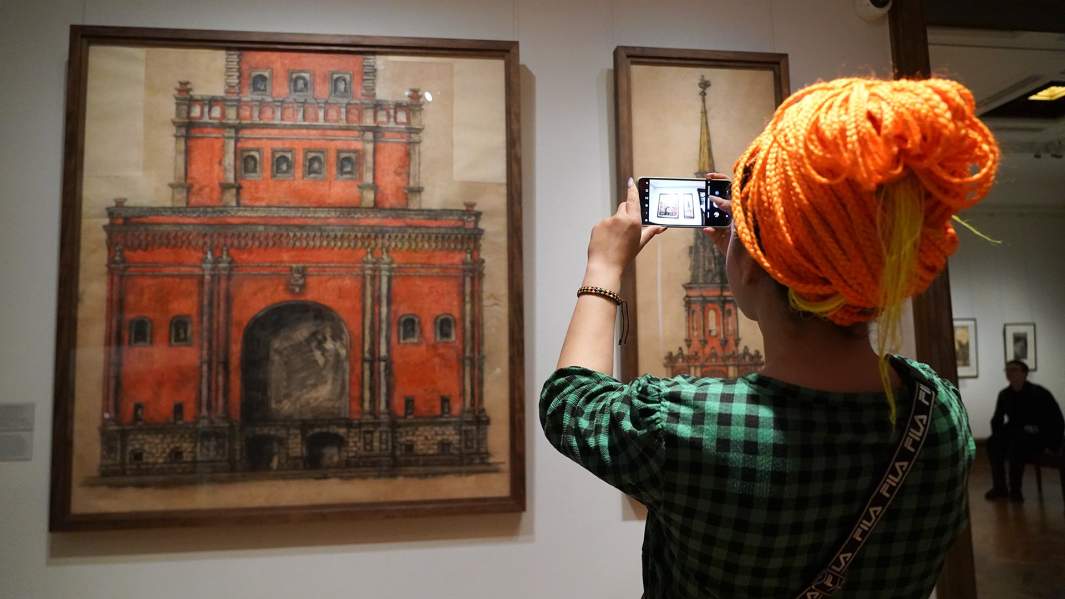 Посетитель на выставке «Мастера возрождения. Реставрация графики. 2010-2022» в Государственной Третьяковской галерее