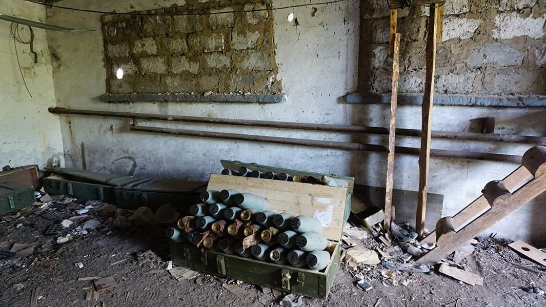 Брошенные боеприпасы в одном из укреплений ВСУ