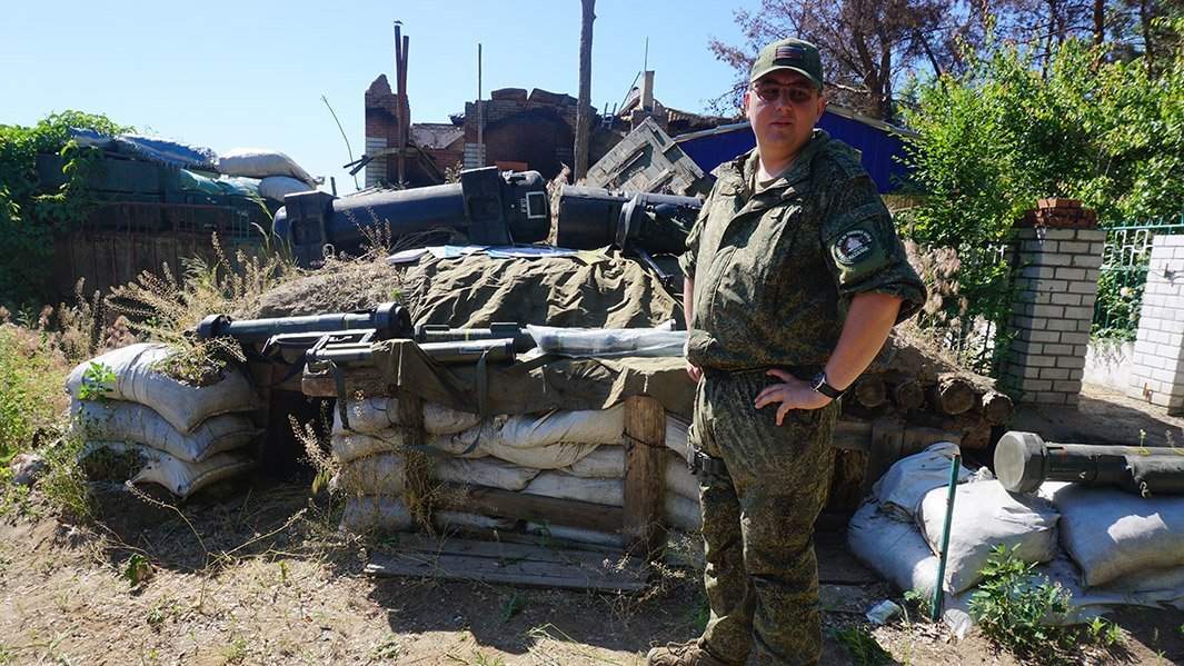 Военнослужащий ВС РФ рядом с укреплением ВСУ