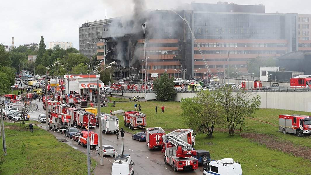 Пожарные у сгоревшего бизнес-центра "Гранд Сетунь плаза" 