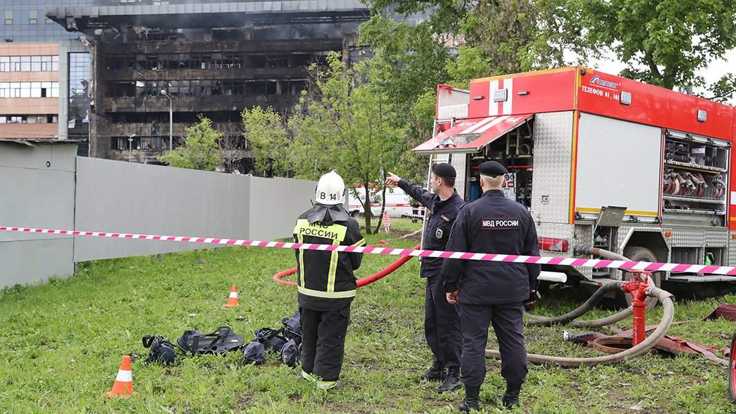 Пожарный и сотрудники полиции 