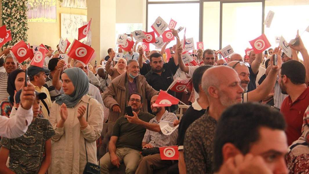 Сторонники движения «Эн-Нахда» приветствуют лидера Рачед Ганнуши на митинге, посвященном 41-й годовщине основания движения в городе Сфакс, Тунис.