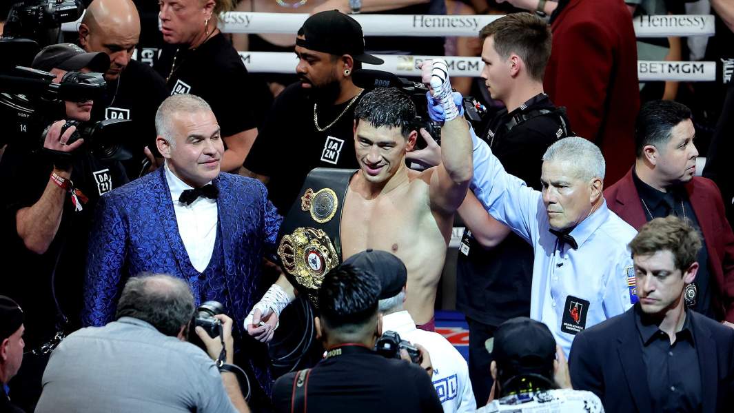 Дмитрий Бивол после победы единогласным решением судей над Канело Альваресом 