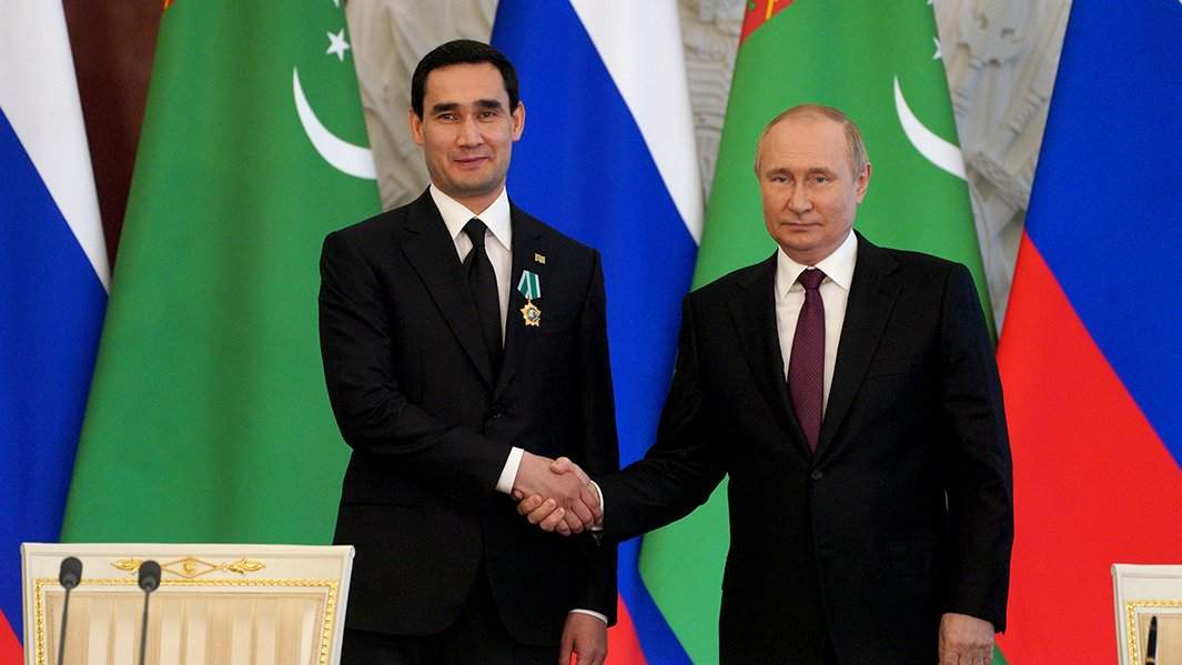 Президент РФ Владимир Путин и президент Туркменистана Сердар Бердымухамедов (слева) во время встречи в Москве