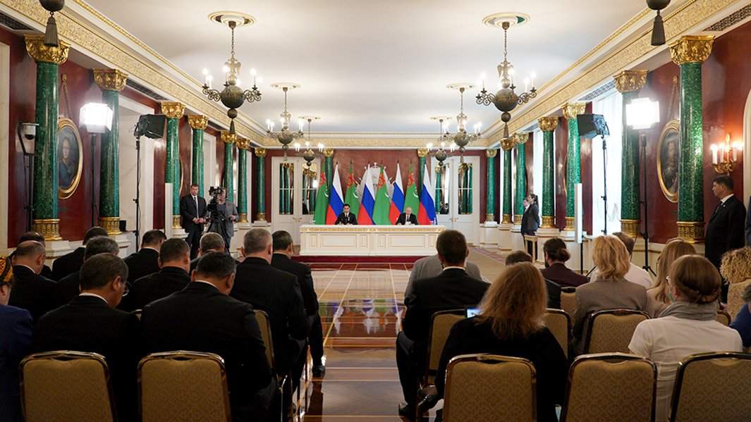 Президент РФ Владимир Путин и президент Туркменистана Сердар Бердымухамедов во время встречи в Москве