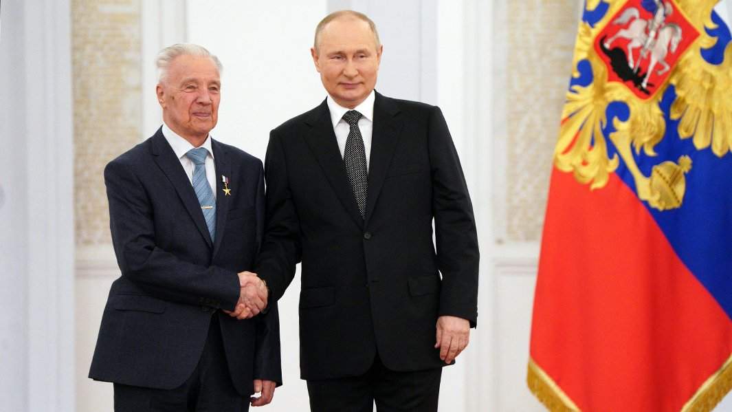 Владимир Путин и первый заместитель научного руководителя ФГУП «Всероссийский научно-исследовательский институт автоматики имени Н.Л.Духова» Юрий Бармаков