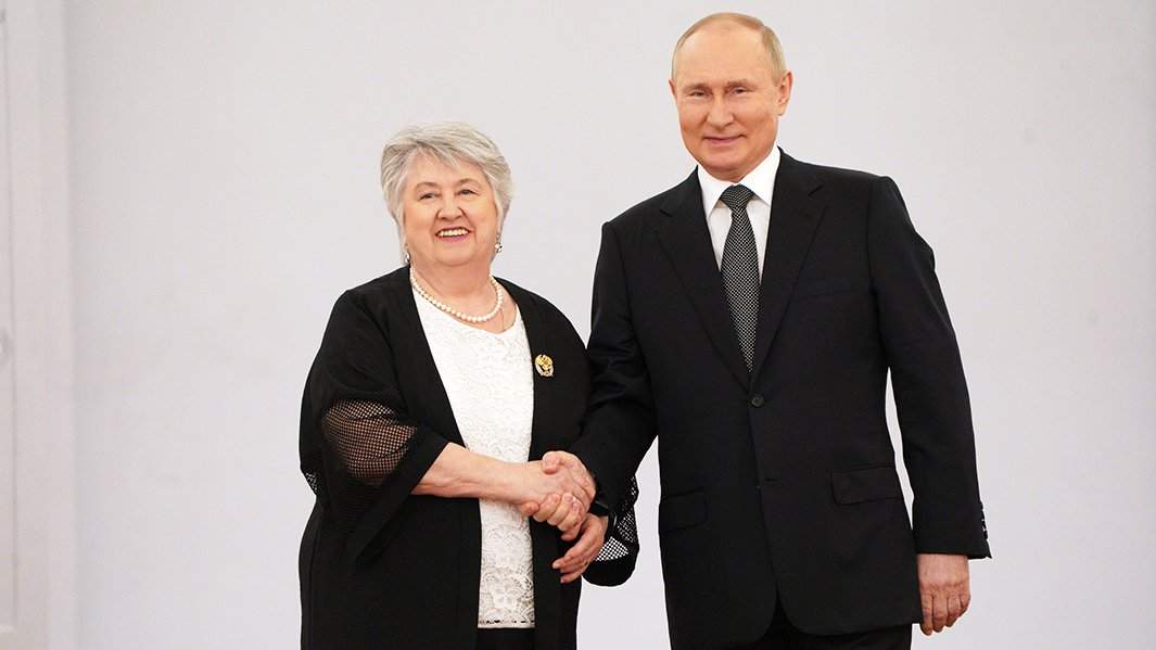 Владимир Путин и президент Санкт-Петербургской ассоциации общественных объединений родителей детей-инвалидов «ГАООРДИ» Маргарита Урманчеева