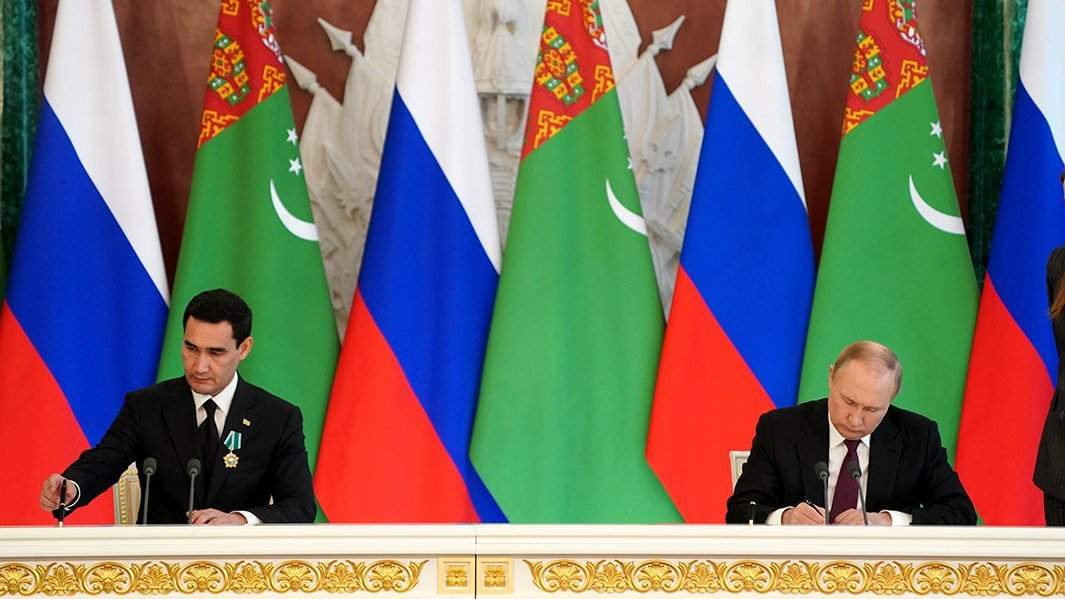 Президент РФ Владимир Путин и президент Туркменистана Сердар Бердымухамедов (слева) во время встречи в Москве