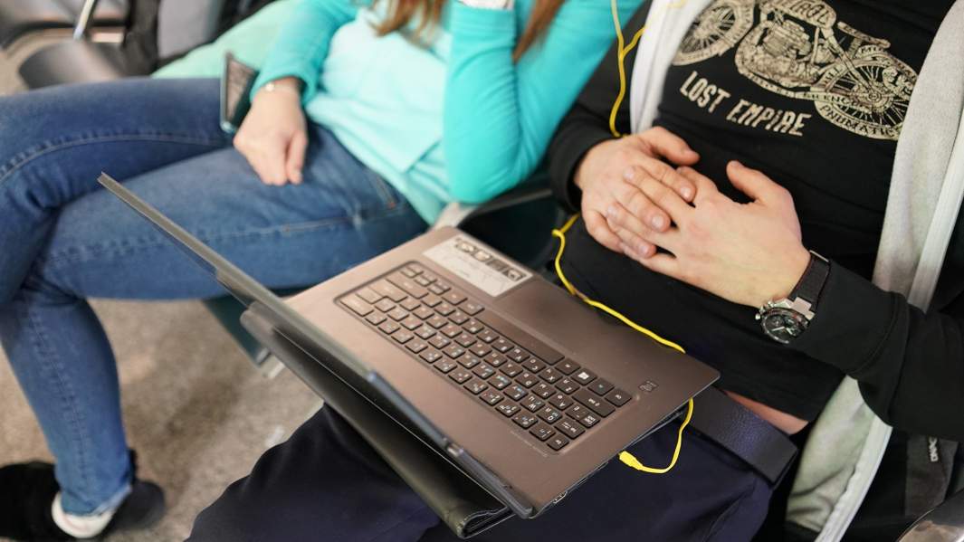 люди наслаждаются просмотром видео