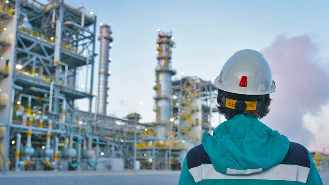 сотрудник нефтехимического завода