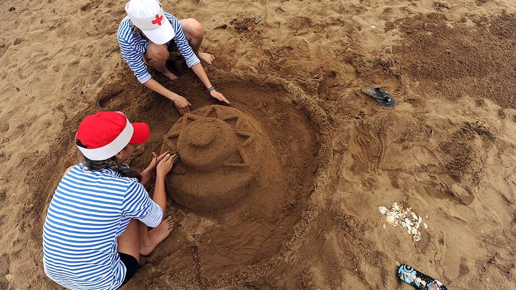 Дети делают песчаные фигуры на пляже всероссийского детского центра