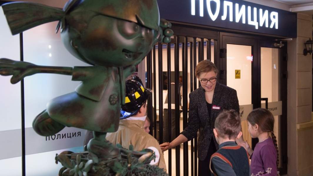 Посетители и сотрудник крупнейшего в Европе детского образовательного города