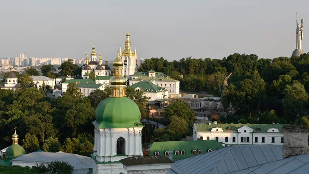 Киево-Печерская лавра и монумент «Родина-мать» в Киеве