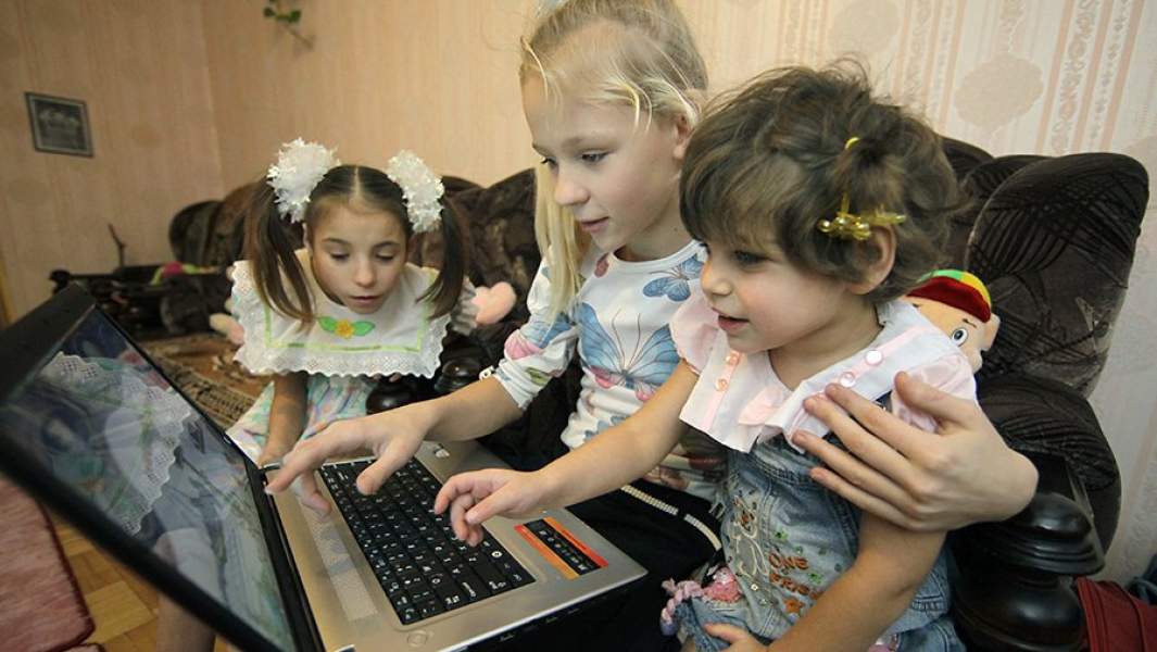 Девочкаи из многодетной семьи