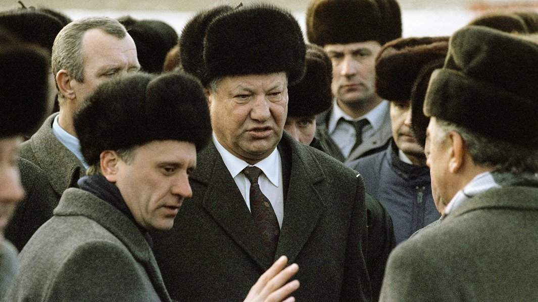 Президент России Борис Николаевич Ельцин и вице-премьер правительства РФ Геннадий Бурбулис в аэропорту Минска