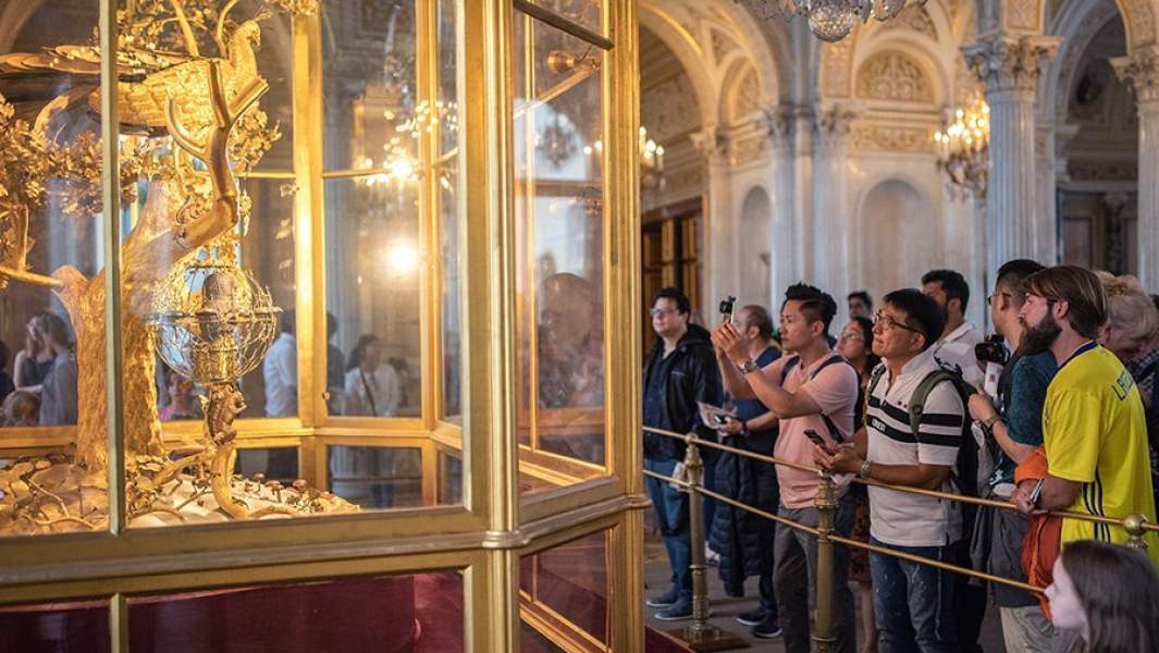 Туристы фотографируют часы «Павлин» в Государственном Эрмитаже в Санкт-Петербурге. 2018 год