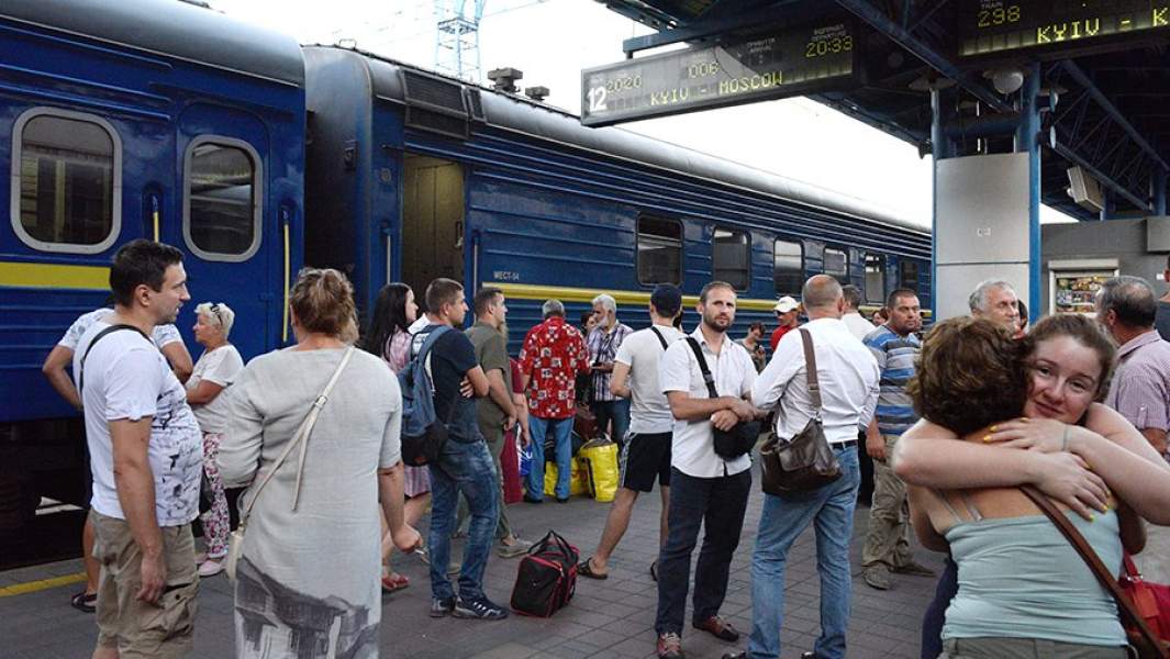 Провожающие и пассажиры у поезда «Киев - Москва» на железнодорожном вокзале в Киеве. 2018 год