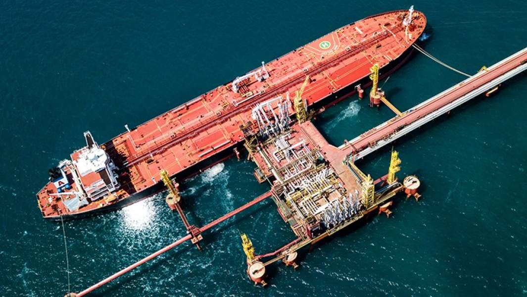 Нефтяной танкер у нефтеналивного терминала