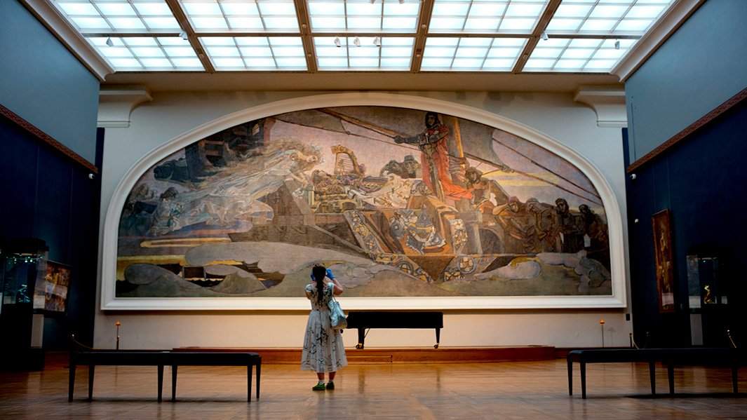 Посетительница у панно Михаила Врубеля