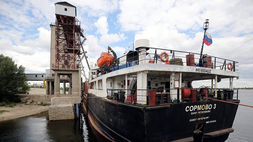 Баржа с зерном на элеваторе в Волгограде