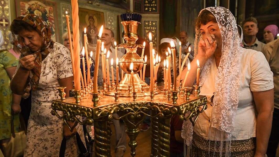 Верующие на праздничном богослужении в честь Преображения Господня в храме Трех Святителей в Симферополе