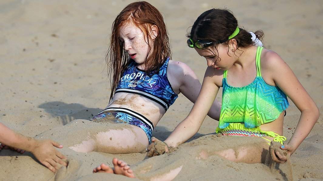 Дети отдыхают на пляже