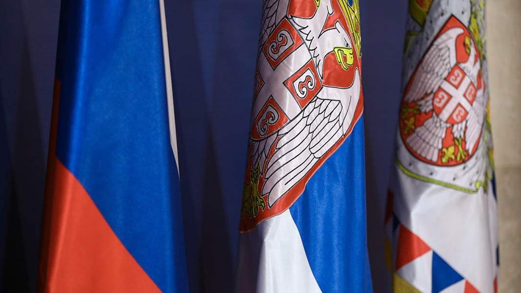 Флаги России и Сербии