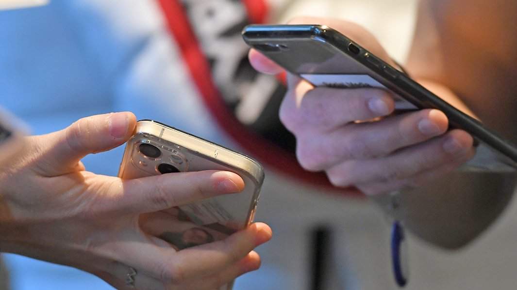 Проверка наличия у посетителей QR-кодов на входе в парфюмерный супермаркет "Золотое яблоко" в Казани