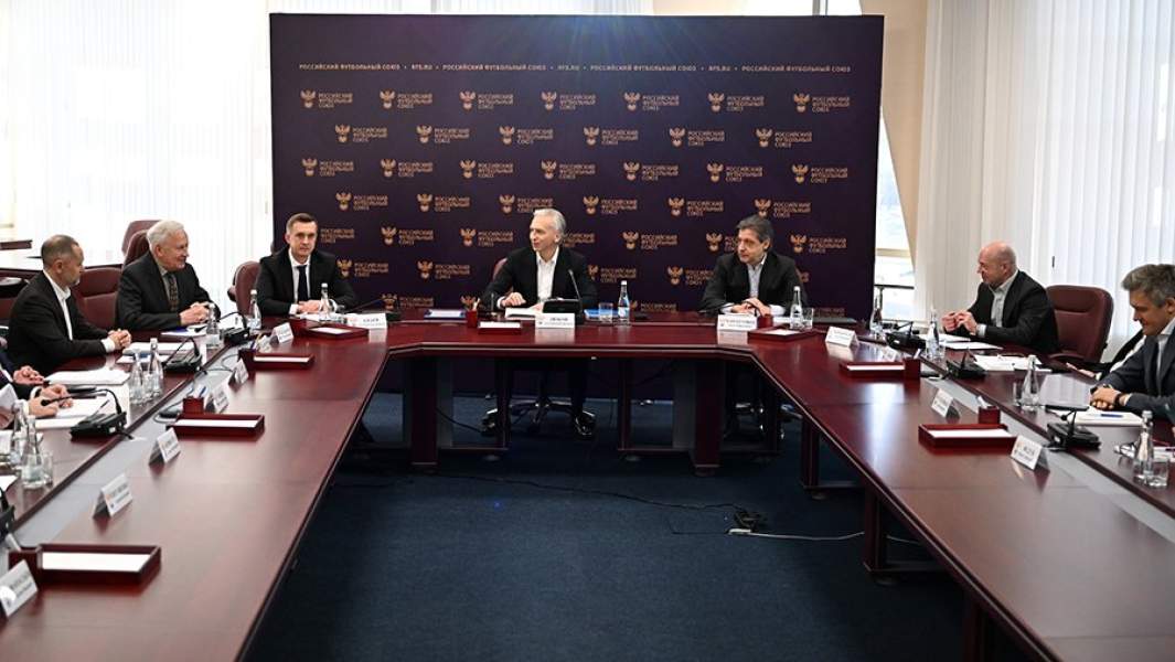 Генеральный секретарь РФС Александр Алаев, президент РФС Александр Дюков, президент Российской премьер-лиги Ашот Хачатурянц (слева направо по центру на дальнем плане) на заседании исполкома РФС в Москве