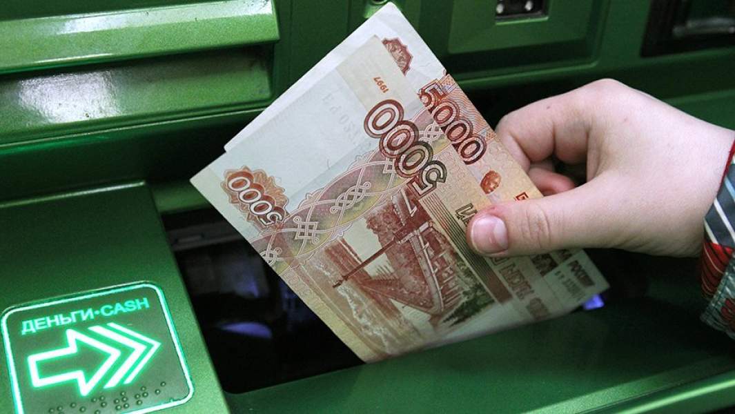Клиент вносит деньги через банкомат