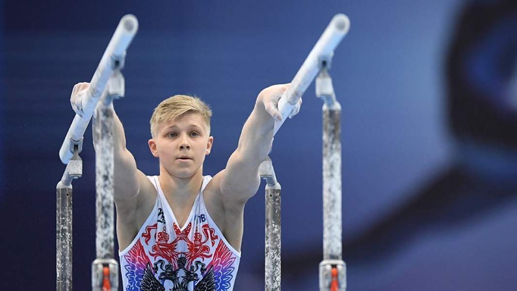 Иван Куляк выполняет упражнения на брусьях в финале чемпионата России по спортивной гимнастике в отдельных видах среди мужчин в Казани