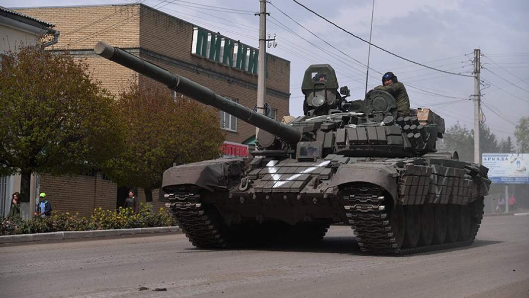 Танк Т-72БЗ ВС РФ на улице украинского города