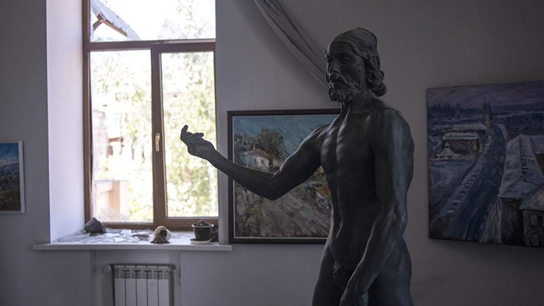 Статуя у окна в помещении разрушенного Мариупольского краеведческого музея