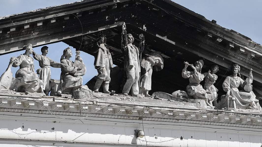 Скульптуры на фронтоне разрушенного Донецкого академического областного драматического театра в Мариуполе