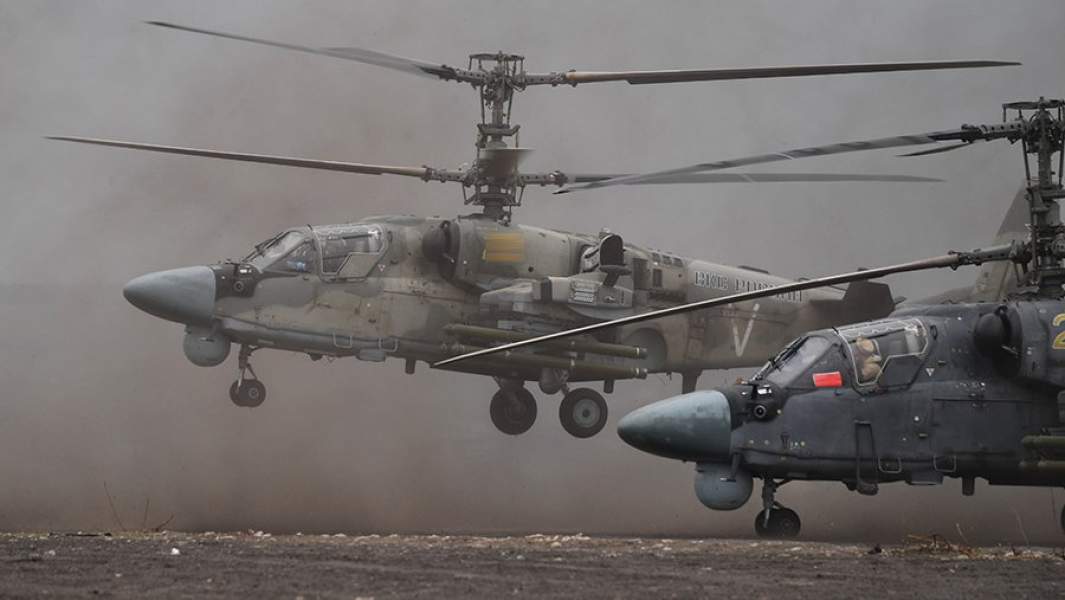 Ударные вертолеты Ка-52 на полевом аэродроме ВКС России в зоне проведения специальной военной операции на Украине
